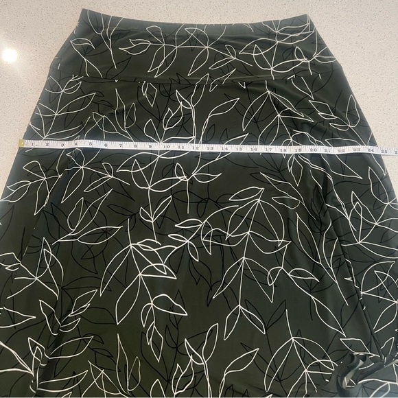 Roz & Ali Green with Black and White Leaf Pattern Flare Stretchy Skirt - Picture 10 of 11